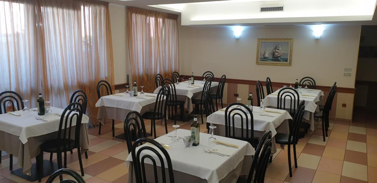 Albergo Ristorante Il Delfino Νοβάρα Εξωτερικό φωτογραφία