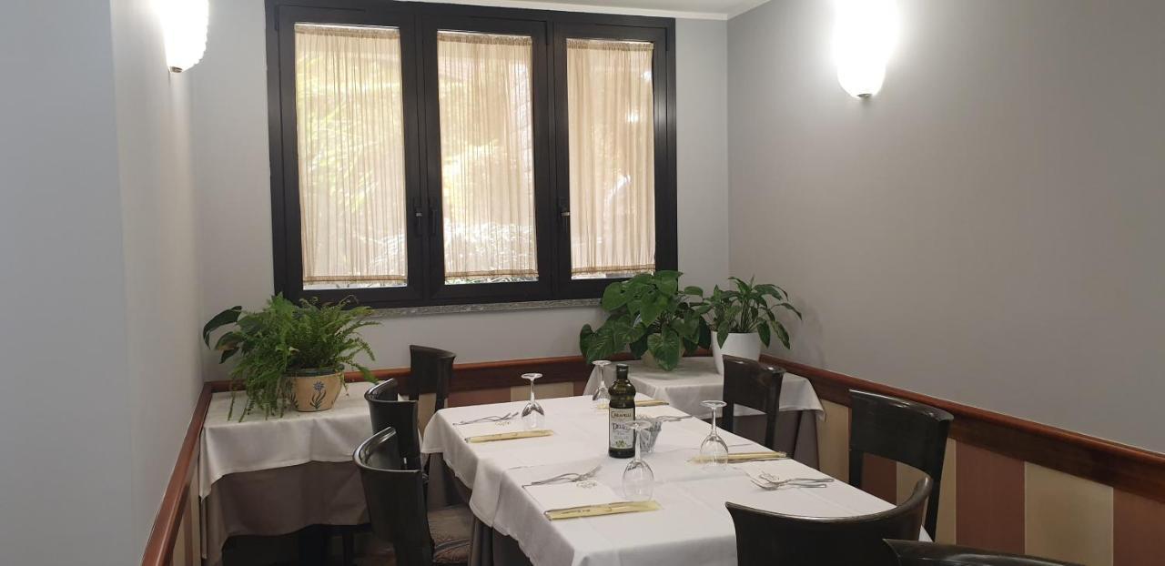 Albergo Ristorante Il Delfino Νοβάρα Εξωτερικό φωτογραφία