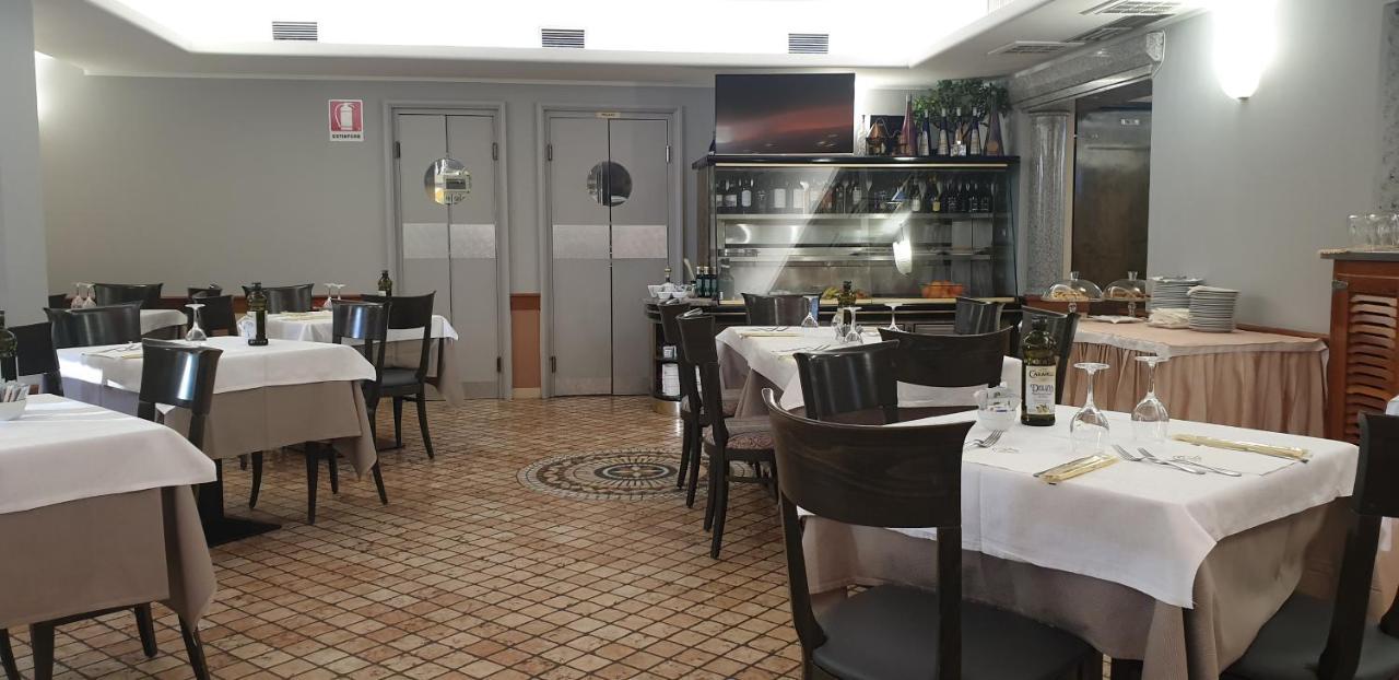 Albergo Ristorante Il Delfino Νοβάρα Εξωτερικό φωτογραφία
