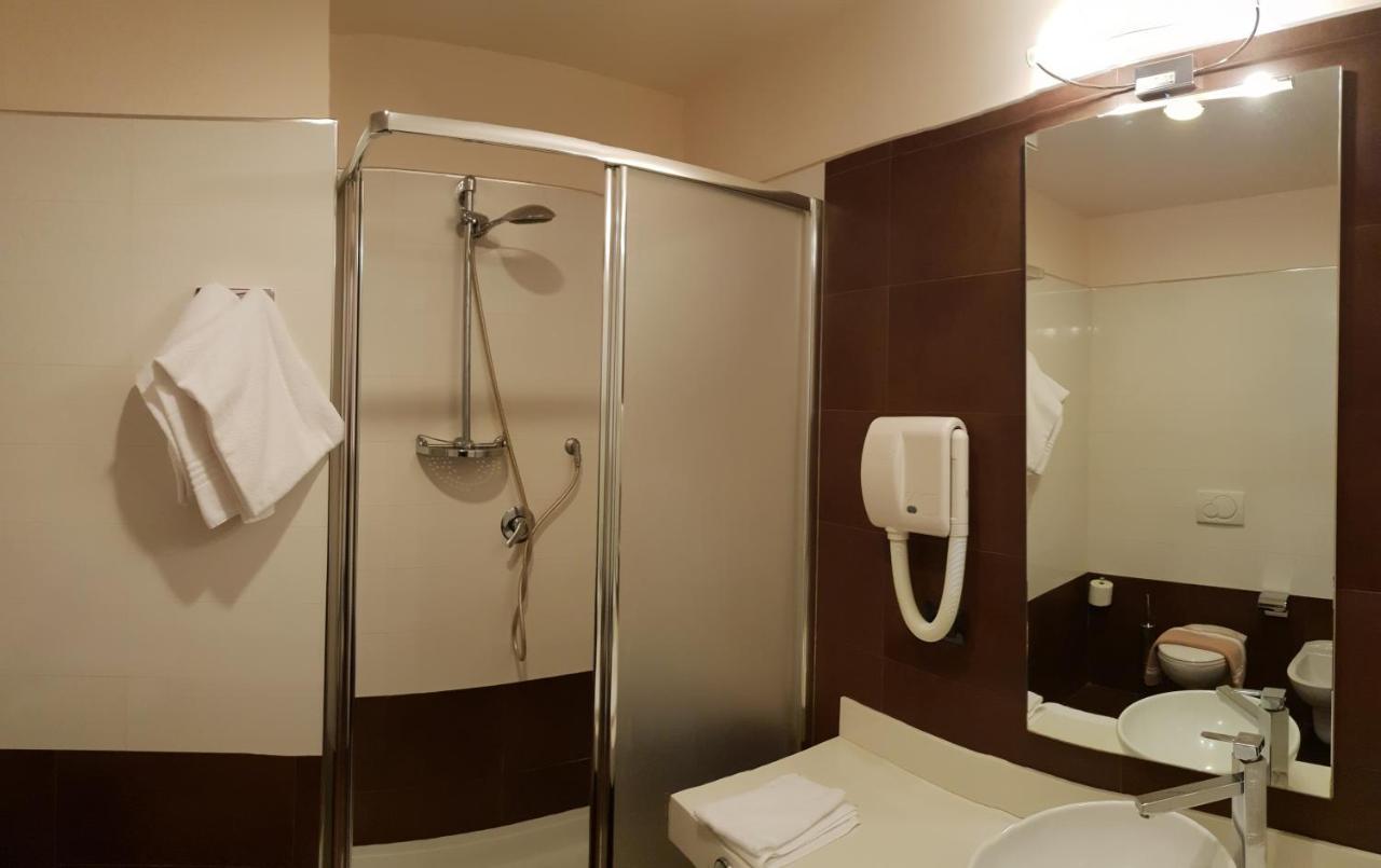 Albergo Ristorante Il Delfino Νοβάρα Εξωτερικό φωτογραφία