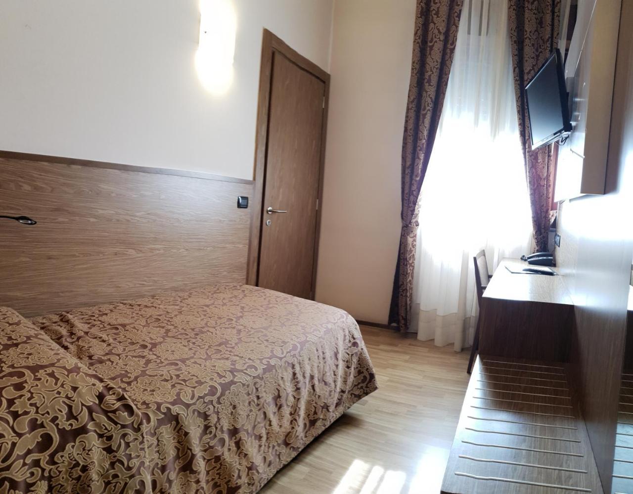 Albergo Ristorante Il Delfino Νοβάρα Εξωτερικό φωτογραφία